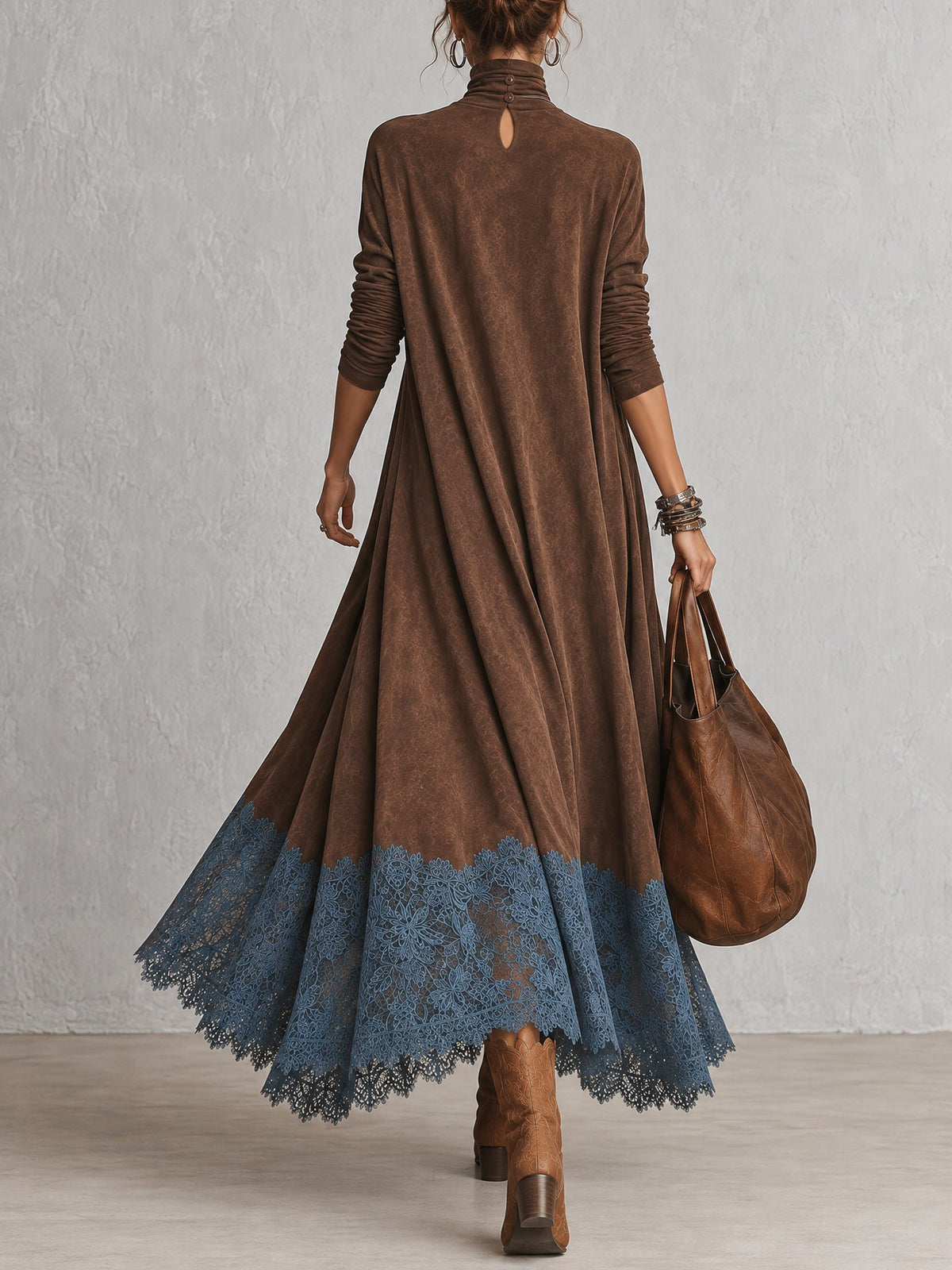 Vintageinspireret brun maxikjole i ruskindslook med lange ærmer og blondekant