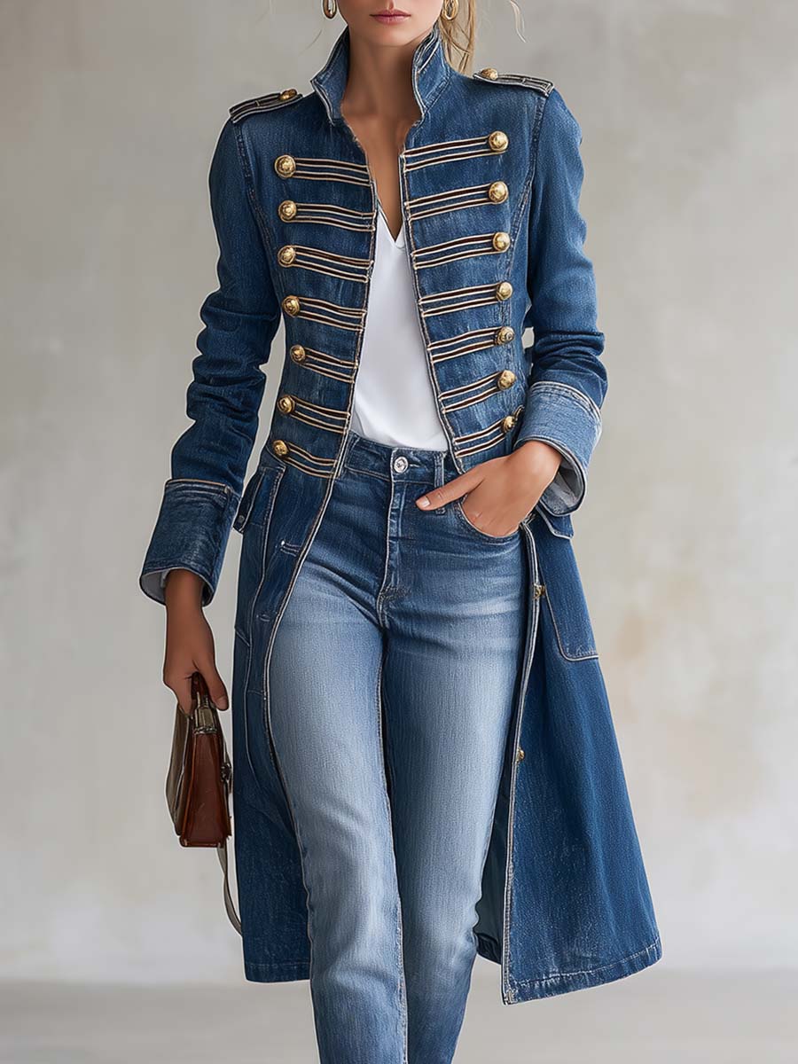 Lang, taljeret vintage-denimfrakke i officersstil med guldfarvede knapper