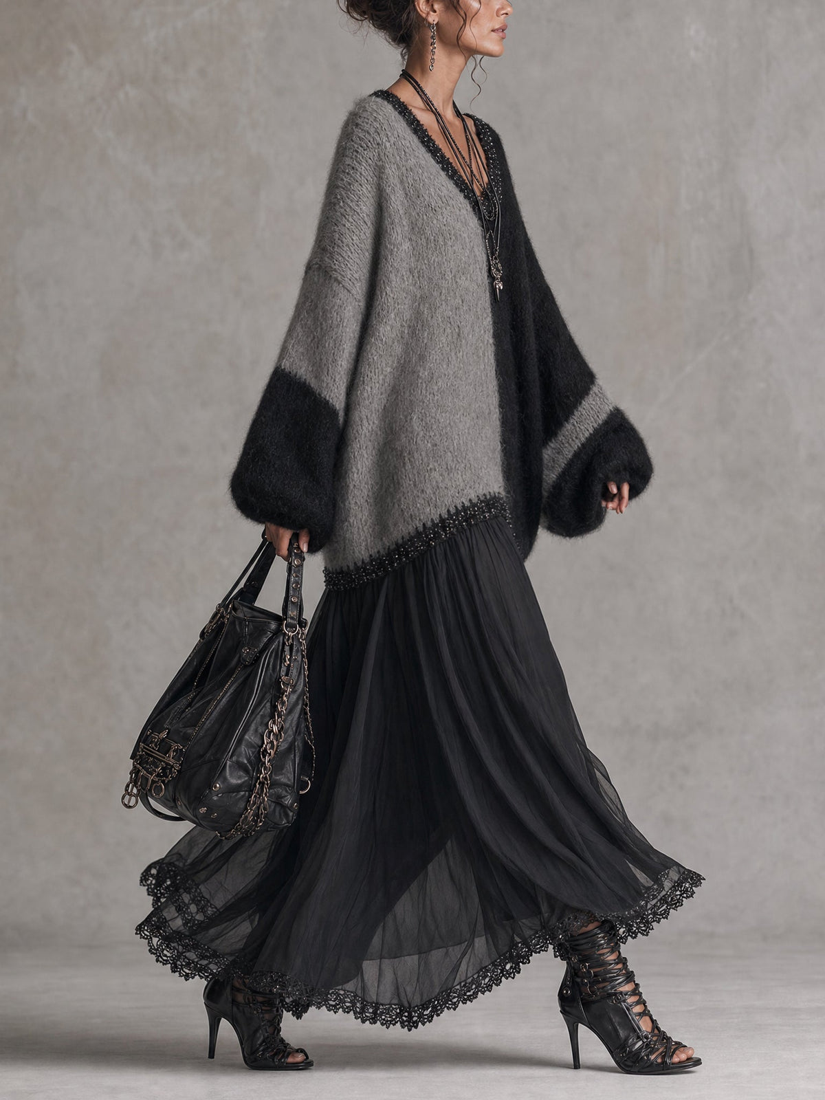 Sort og grå oversized strikket maxikjole med chiffon