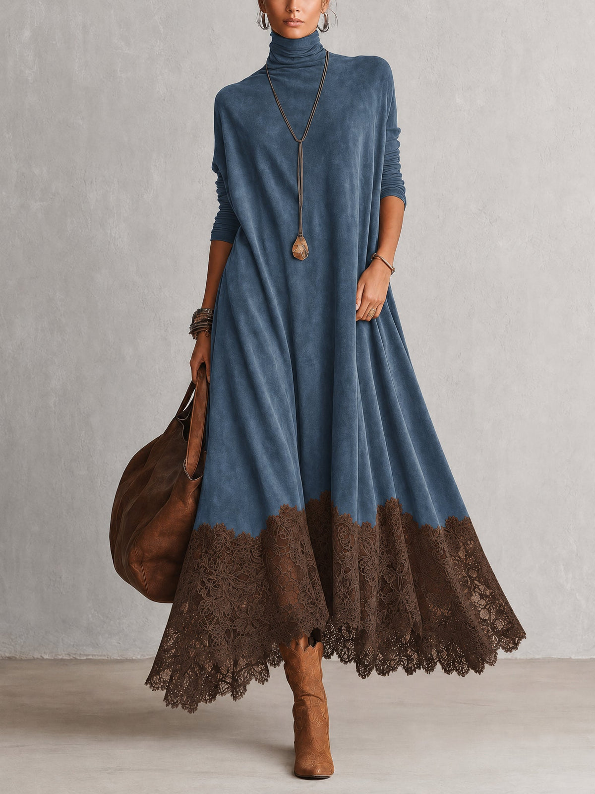 Vintageinspireret brun maxikjole i ruskindslook med lange ærmer og blondekant