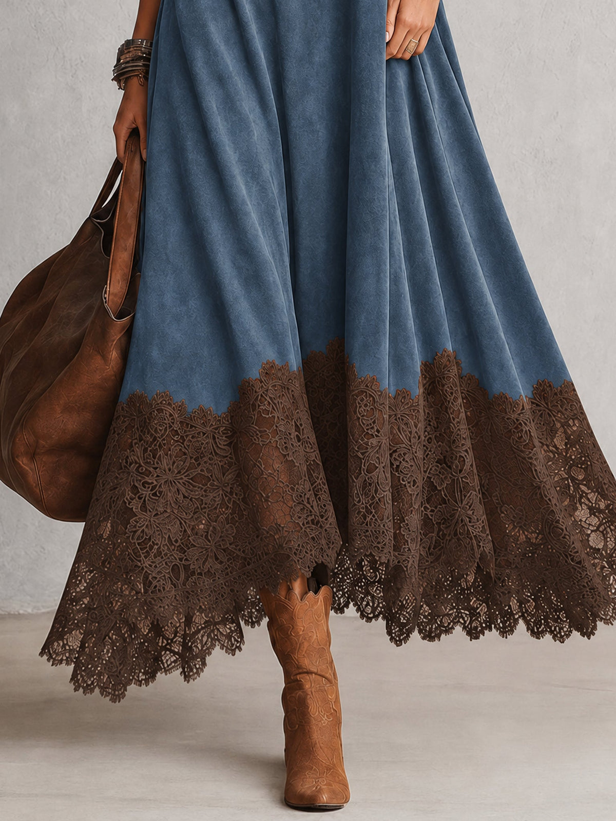 Vintageinspireret brun maxikjole i ruskindslook med lange ærmer og blondekant