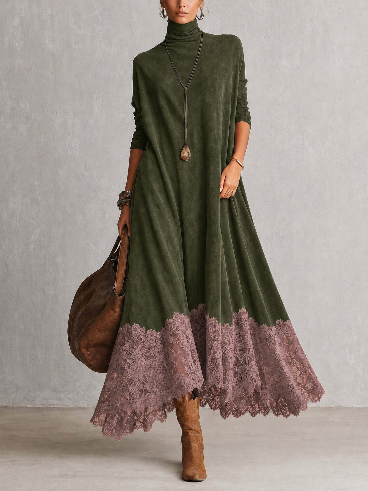 Vintageinspireret brun maxikjole i ruskindslook med lange ærmer og blondekant
