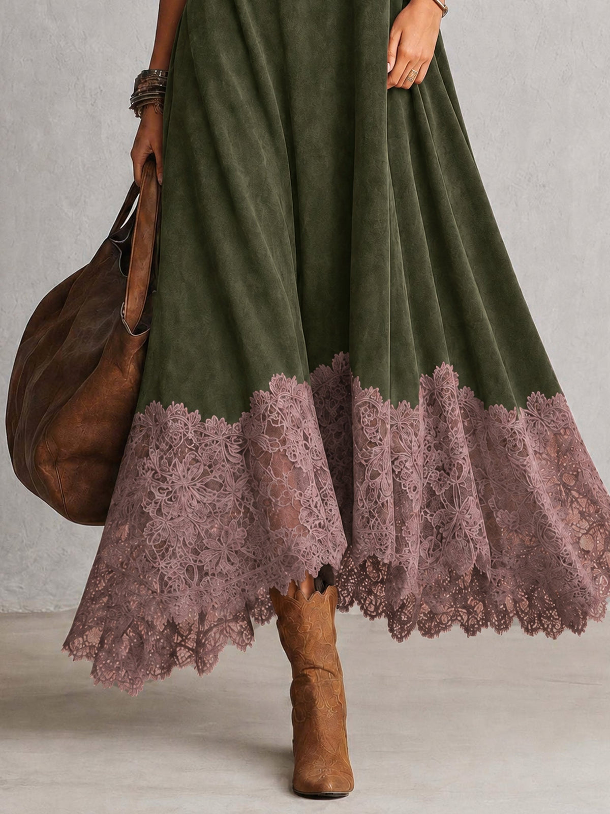 Vintageinspireret brun maxikjole i ruskindslook med lange ærmer og blondekant