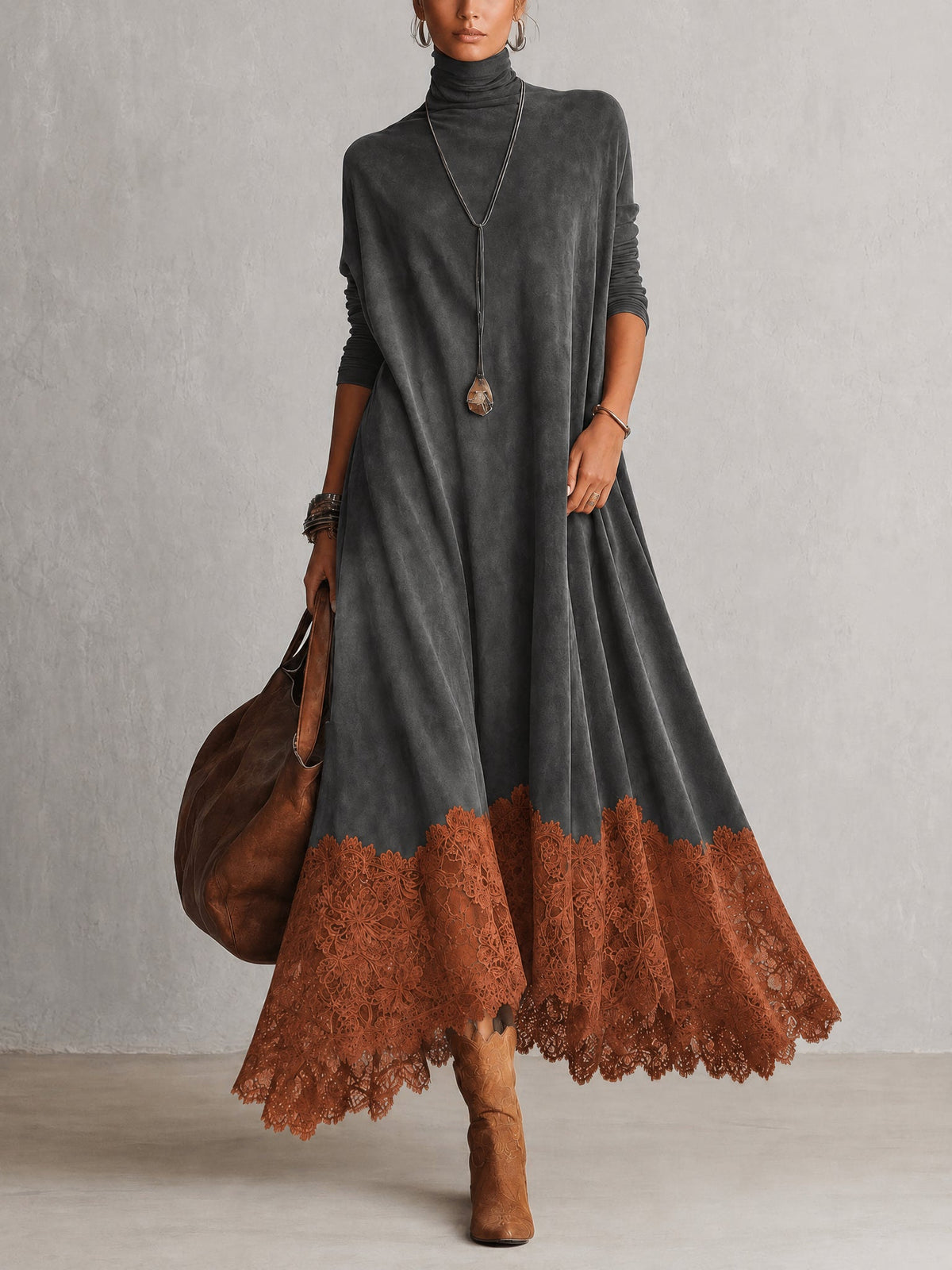 Vintageinspireret brun maxikjole i ruskindslook med lange ærmer og blondekant